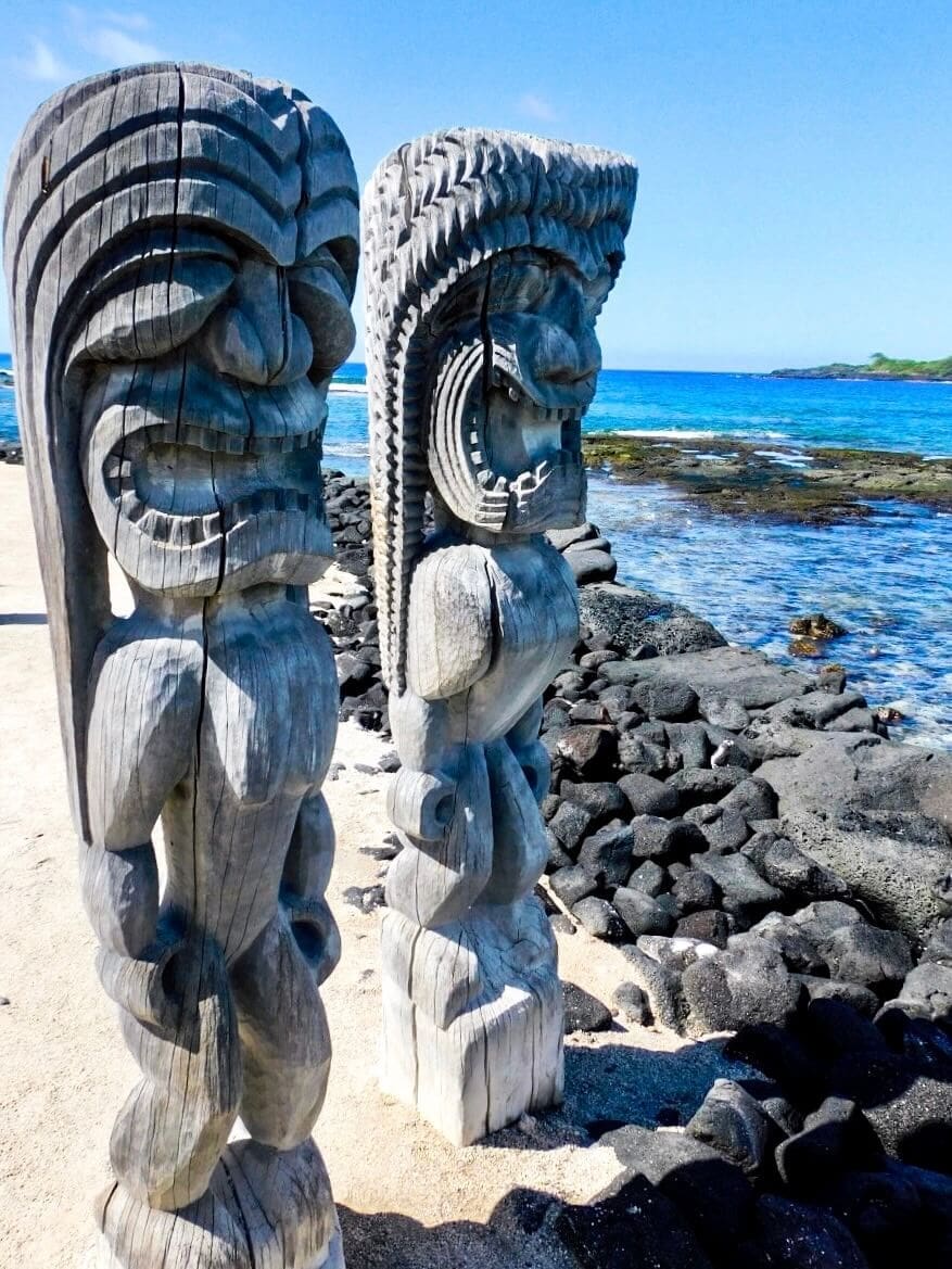 Ki'i statues pu'uhonua o honaunau national historic park big island hawaii
